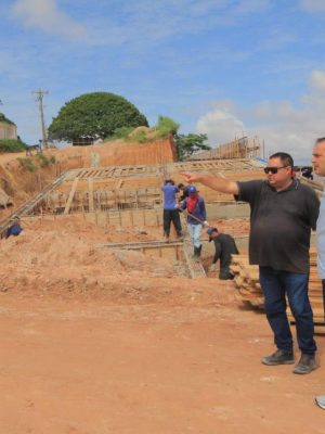 A construção do Muro de Arrimo de Parintins avança e chega a 18% de obras concluídas, 50% das estacas já perfuradas, cortina de concreto e a rampa do Matadouro em ritmo acelerado. Na manhã desta segunda-feira, 20, o prefeito Mateus Assayag acompanhou os trabalhos que tem investimentos de R$ 67 milhões.