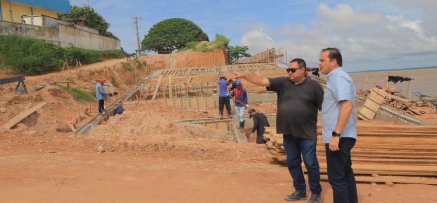 A construção do Muro de Arrimo de Parintins avança e chega a 18% de obras concluídas, 50% das estacas já perfuradas, cortina de concreto e a rampa do Matadouro em ritmo acelerado. Na manhã desta segunda-feira, 20, o prefeito Mateus Assayag acompanhou os trabalhos que tem investimentos de R$ 67 milhões.