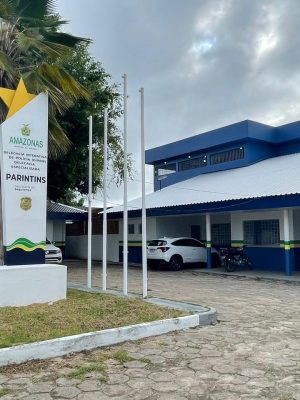 A Polícia Civil do Amazonas (PC-AM), por meio da Delegacia Especializada de Polícia (DEP) de Parintins (a 369 quilômetros de Manaus), cumpriu, na quinta-feira (23), mandado de prisão preventiva de um homem, 51, por descumprimento de medida protetiva e perseguição contra sua ex-companheira, de 43 anos. A prisão ocorreu no bairro Palmares, no município.